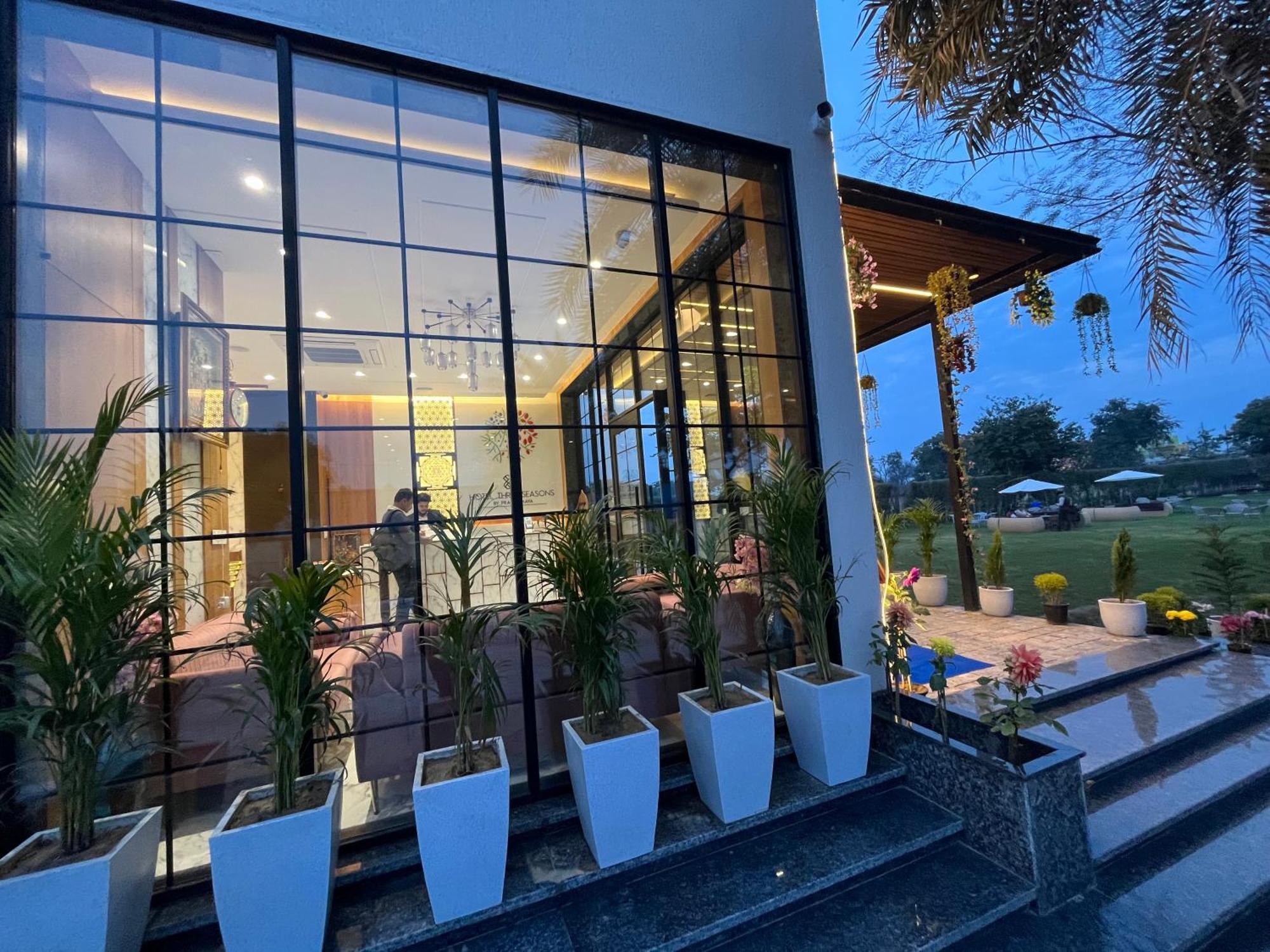 Hotel Three Seasons Vrindāvan Exterior foto