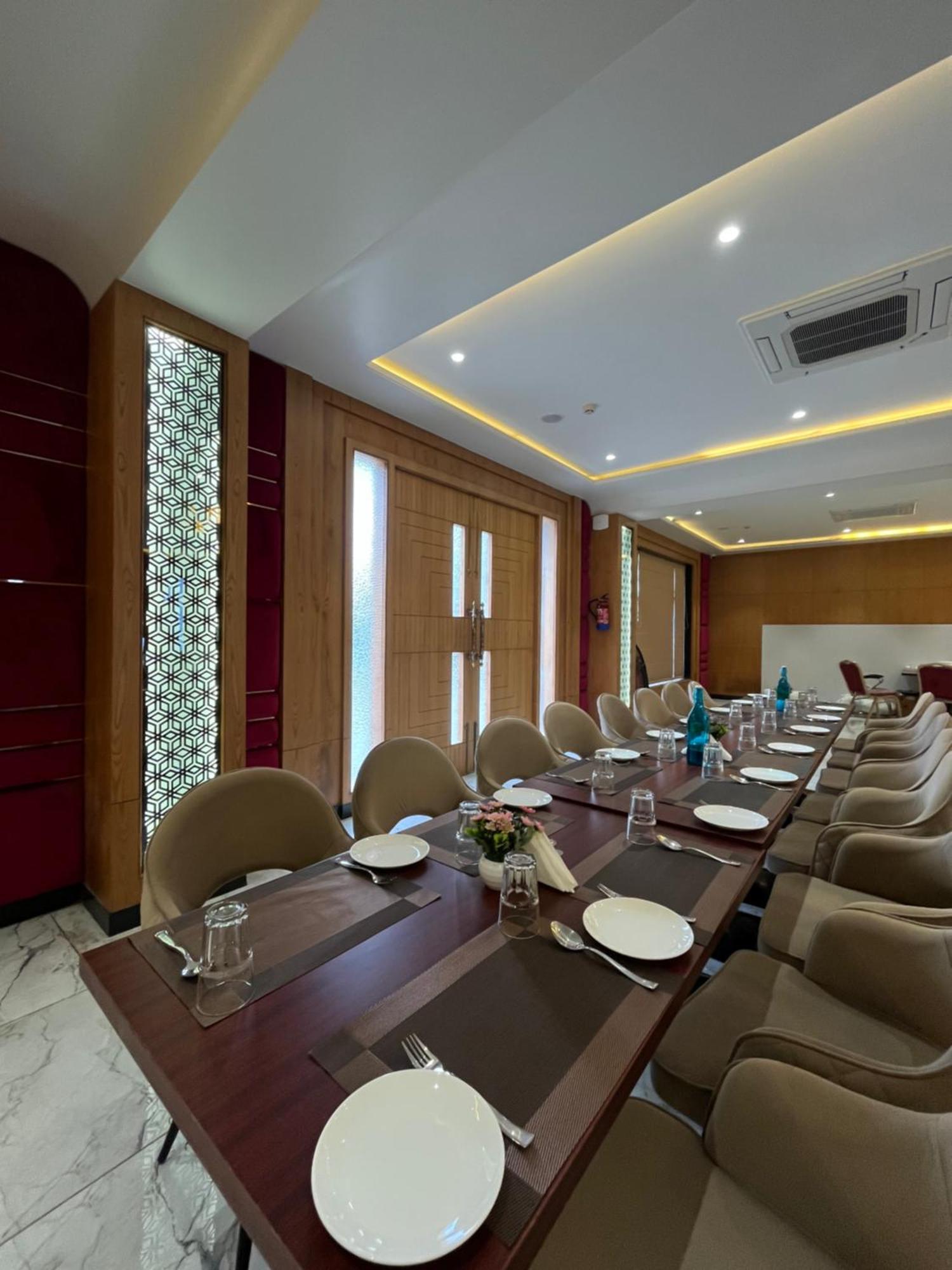 Hotel Three Seasons Vrindāvan Exterior foto