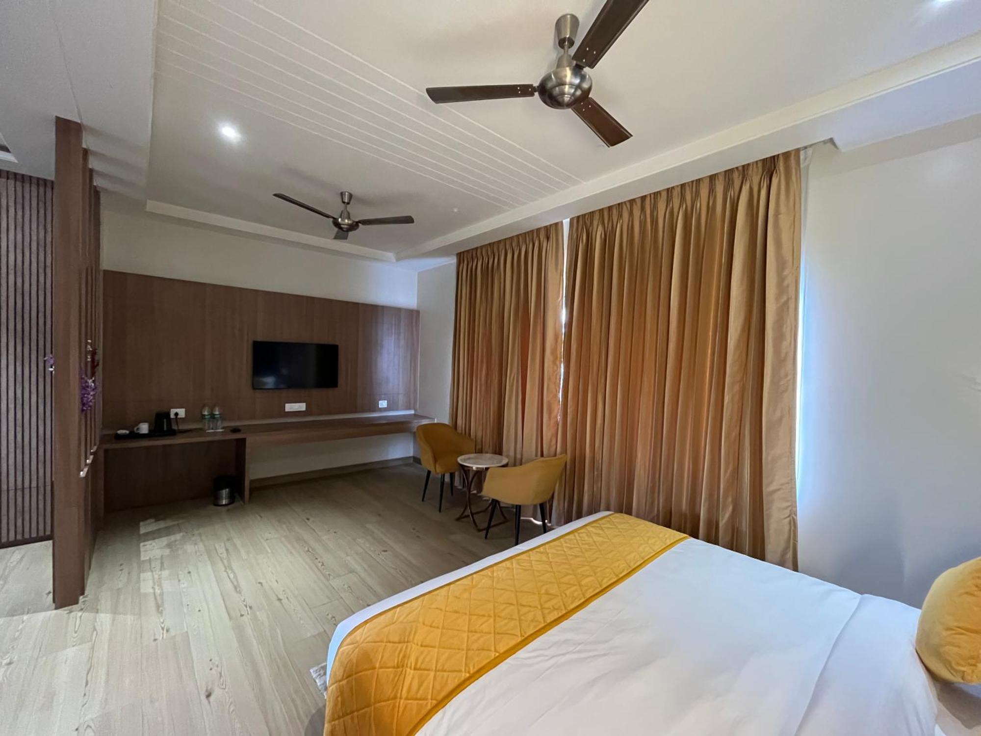 Hotel Three Seasons Vrindāvan Exterior foto